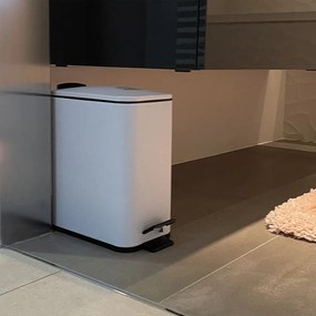 Matne biely nášľapný oceľový odpadkový kôš 5 l Erik – Spirella