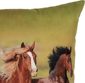 Zelená obliečka na vankúš s bežiacimi koňmi na lúke - 45*45 cm