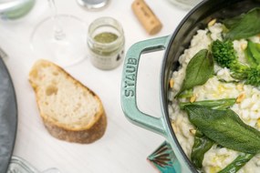 Hrniec La Cocotte liatina 2,6 l čerešňový kvet