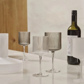 Ferm Living Pohár na biele víno Ripple Smoked Grey – sada 2 ks