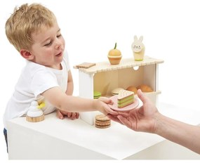 Drevený stánok s pečivom a tortičkami