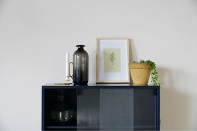 Tmavomodrá vitrína s posuvnými dverami 70x109x40 cm Lekko – noo.ma