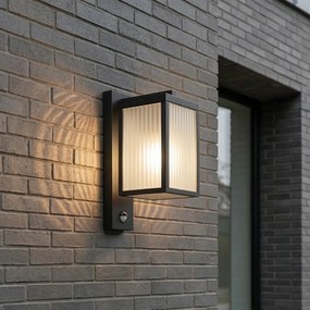 Vonkajšia nástenná lampa čierna s rebrovaným sklom a senzorom pohybu - Charlois