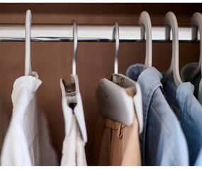 Plastové vešiaky v súprave 2 ks na nohavice Orderly – Joseph Joseph