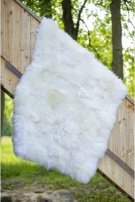 Koberec z ovčej kože biely