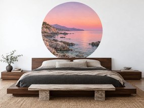 Skalnatá zátoka v ružovom súmraku romantická kruhová akvarelová dekorácia s morským pobrežím na stenu arch 46 x 46 cm