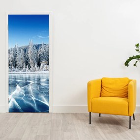 Fototapeta na dvere - Zamrznuté jazero a zasnežené stromy (95x205cm)
