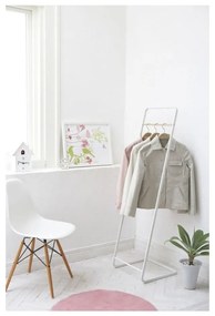 Biely kovový stojan na oblečenie Tower – YAMAZAKI