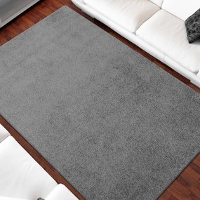 Jednofarebný koberec sivej farby