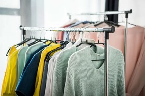 Vešiakový stojan na kolieskach IDA čierny