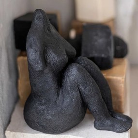 Soška z polyresínu (výška 14 cm) Sitting Woman – Mette Ditmer Denmark