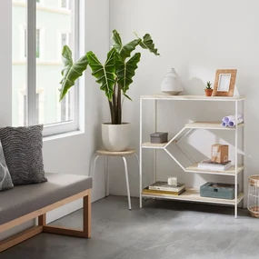 Biela kovová stolička so sedákom z mangového dreva Kave Home Nax