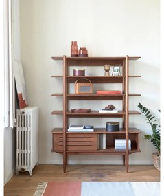 Knižnica v dekore orechového dreva Kave Home Carolin, 130 x 169 cm