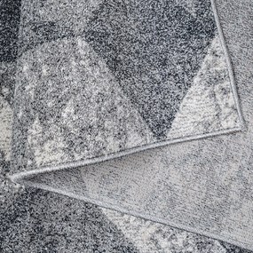 Sivý koberec s moderným vzorom