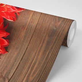 Samolepiaca fototapeta kvety dálie na drevenom pozadí
