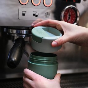 Cestovný hrnček v mentolovej farbe 340 ml Sipp – Joseph Joseph
