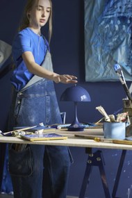 Louis Poulsen Prenosná lampa Panthella 160 V3 Indigo blue