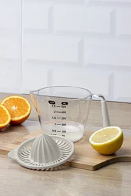 Plastový džbán s odmerkou a odšťavovačom 0,5 l svetlobéžová