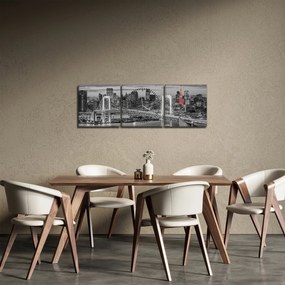 Obraz - Veľkomesto s červenou vežou (s hodinami) (90x30 cm)