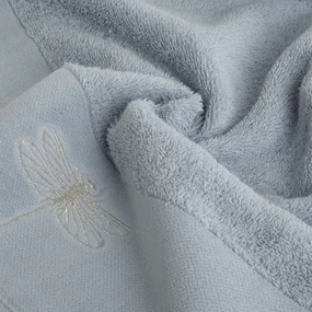 Osuška v modro-sivej farbe s výšivkou vážky prešívanou striebornou niťou Šírka: 50 cm | Dĺžka: 90 cm