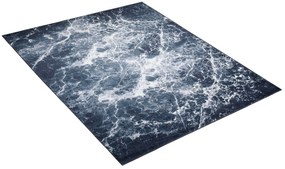 Tmavý trendový koberec s abstraktným vzorom