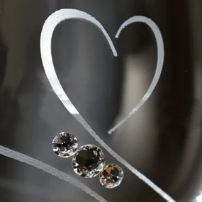 Dekorant svatby Svadobná kónická váza s menami zdobená Swarovski kamienkami Romance 25 cm