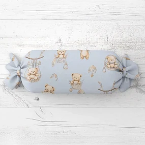 Biante Detský vankúš valec bonbon Sandra SA-615 Medvedíky v košíčkoch na modrom 15x40 cm