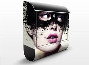 Poštová schránka Dievča v čiernej maske
