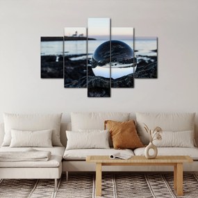 Obraz sklenené gule na skale (150x105 cm)
