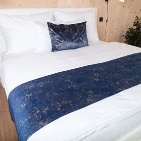 Biante Zamatový prehoz/behúň na posteľ Isabela IBL-005 Gold Design kráľovská modrá 50x240 cm