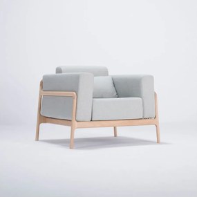 Kreslo s konštrukciou z dubového dreva s modrosivým textilným sedadlom Gazzda Fawn