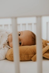Fixačný zamatový vankúš ROYAL BABY pre bábätko horčicový