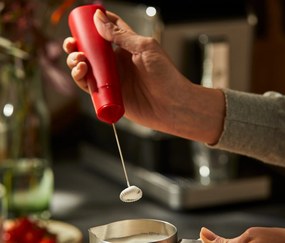 Nabíjateľný akumulátorový napeňovač mlieka, červený