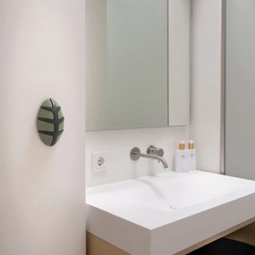 Tmavozelený nástenný háčik Bug – Spinder Design