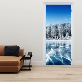 Fototapeta na dvere - Zamrznuté jazero a zasnežené stromy (95x205cm)