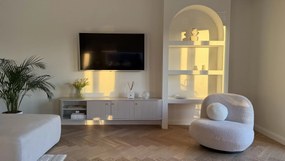 Závesný TV stolík Vespera 3D 187 cm - kašmírová / zlatá