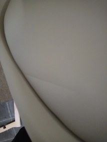 AKCIA Béžová stolička BALI MARK s bukovými nohami II. akosť