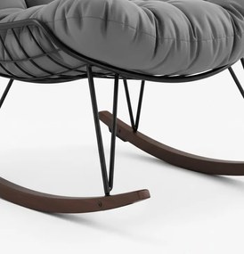 Hojdacie kreslo z technoratanu s mäkkými vankúšmi sivej farbe