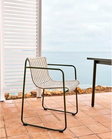 Sivozelená kovová záhradná stolička Maurina – Kave Home