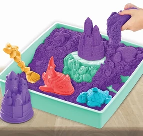 KINETIC SAND KRABICA TEKUTÉHO PIESKU S PODLOŽKOU FIALOVÁ