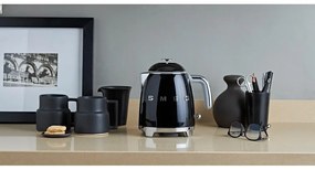 Čierna rýchlovarná kanvica z nehrdzavejúcej ocele 800 ml Retro Style – SMEG