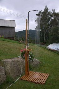 Drevená záhradná sprcha