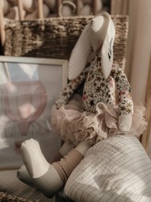 Plyšový zajačik jarné kvety v béžovej sukni s menom dieťaťa