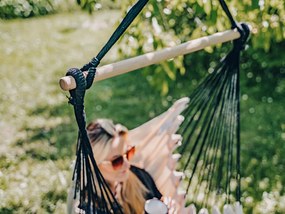 Béžové závesné kreslo HANGO s bielym stojanom