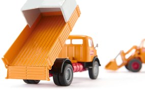 SIKU Super – súprava Mercedes-Benz 710 prevážajúca nakladač 411 Bölling, 1:50