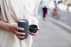 Tmavosivý sklenený cestovný hrnček 340 ml – Black + Blum