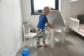 Detská svetlo šedá stolička otváracia s priehradkou