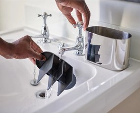 Stojan na zubné kefky z nehrdzavejúcej ocele v lesklej striebornej farbe EasyStore Luxe – Joseph Joseph