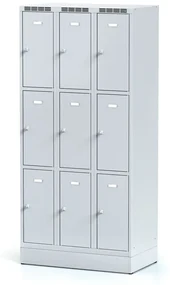 Alfa 3 Šatníková skrinka na sokli s úložnými boxami, 9 boxov, 1920 x 900 x 500 mm, otočný zámok, sivé dvere