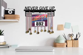 Nástenný vešiak na medaily a štartovacie čísla NEVER GIVE UP čierny